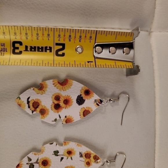 SUNFLOWER feather shaped faux leather earrings - Picture 3 of 3